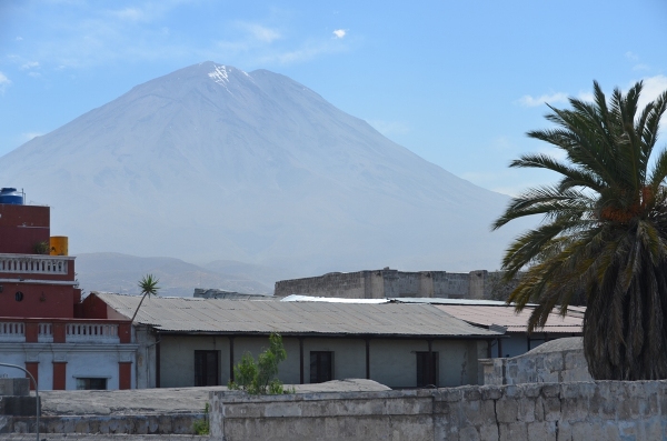 Le volcan Misti au-dessus d'Arequipa.jpg